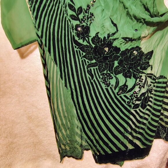 Asian Chinese Silk Cheongsam With Soft Velour Embroidery And Snap Buttons... - Picture 4 of 5